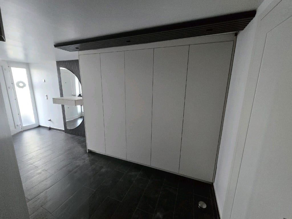Grifflose weiße Einbauschränke bis unter die Decke in Bad Homburg