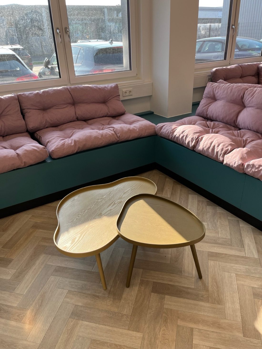 Automata Technologies — Lounge mit Einbau-Sitzbank und Sondertischen