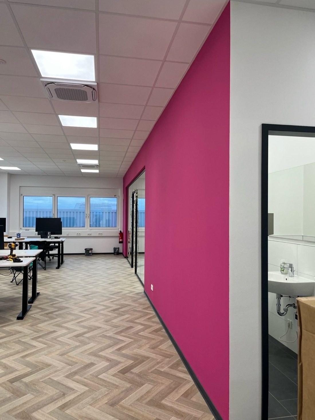 Automata Technologies — Open-Plan-Lab mit Marken-Akzentwand
