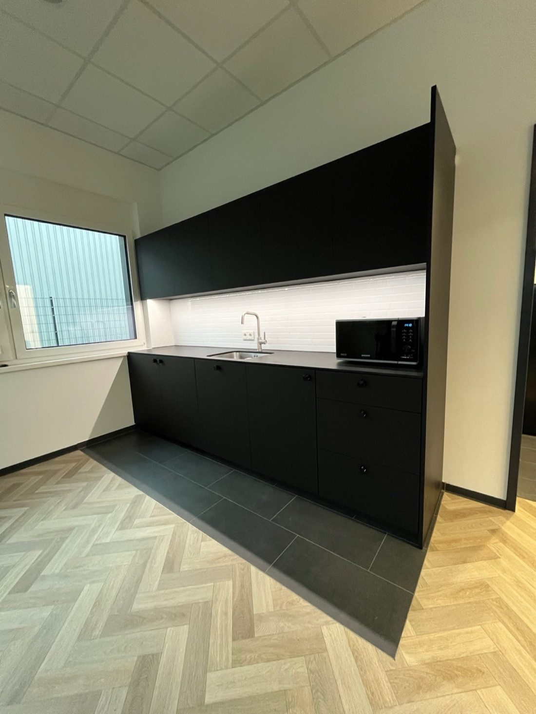 Automata Technologies — Teeküche in mattem Schwarz
