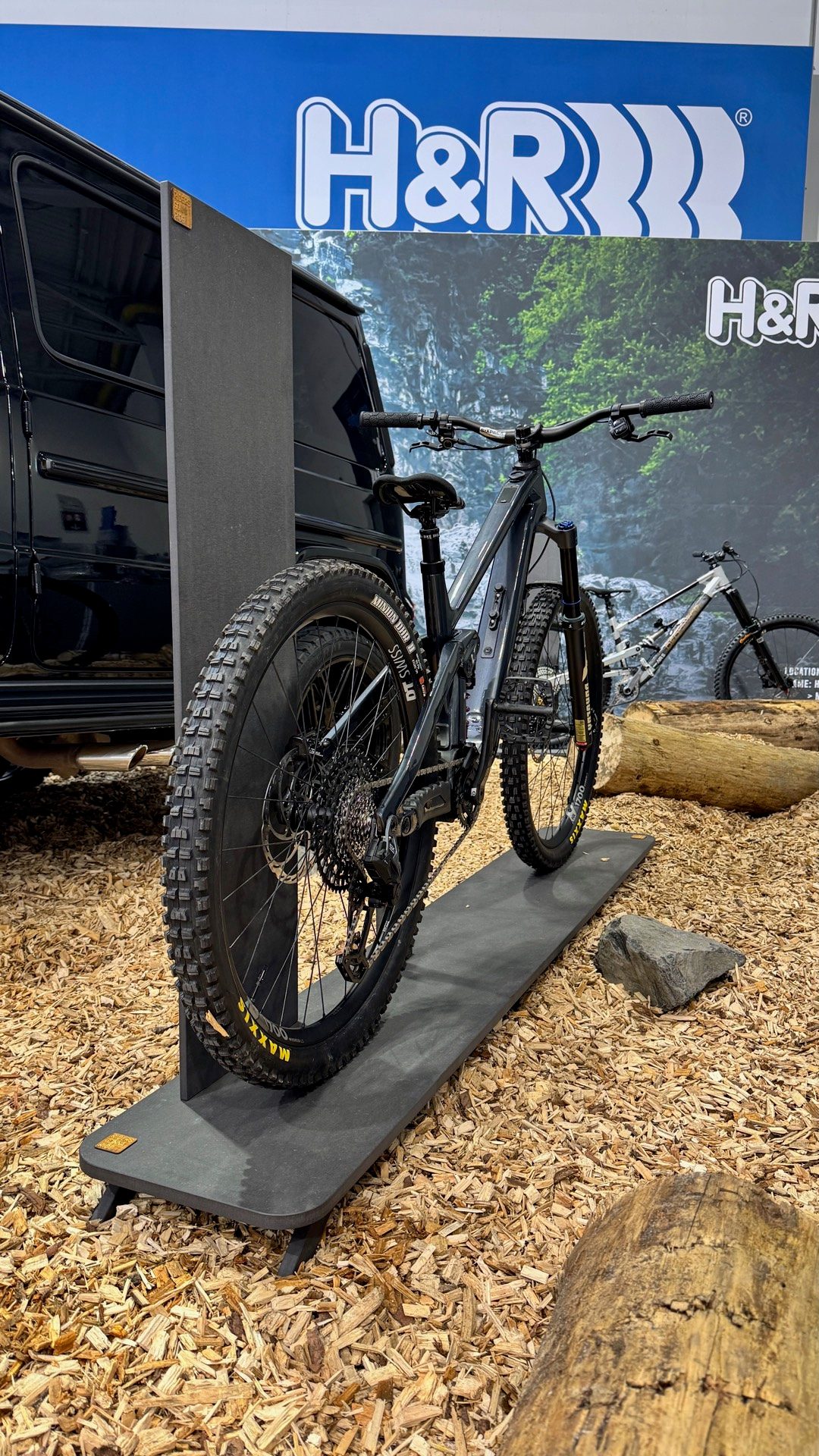H&R Performance Springs — Custom Display-Möbel mit Mountainbike am H&R-Messestand