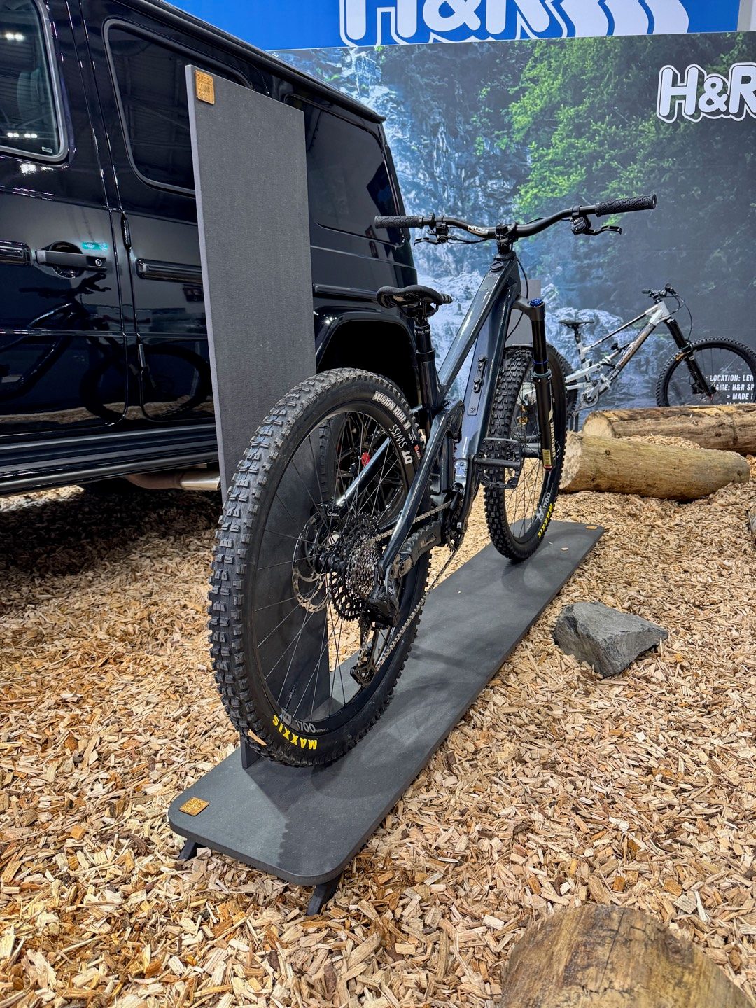 H&R Display-Möbel mit Mountainbike, Seitenansicht am Messestand