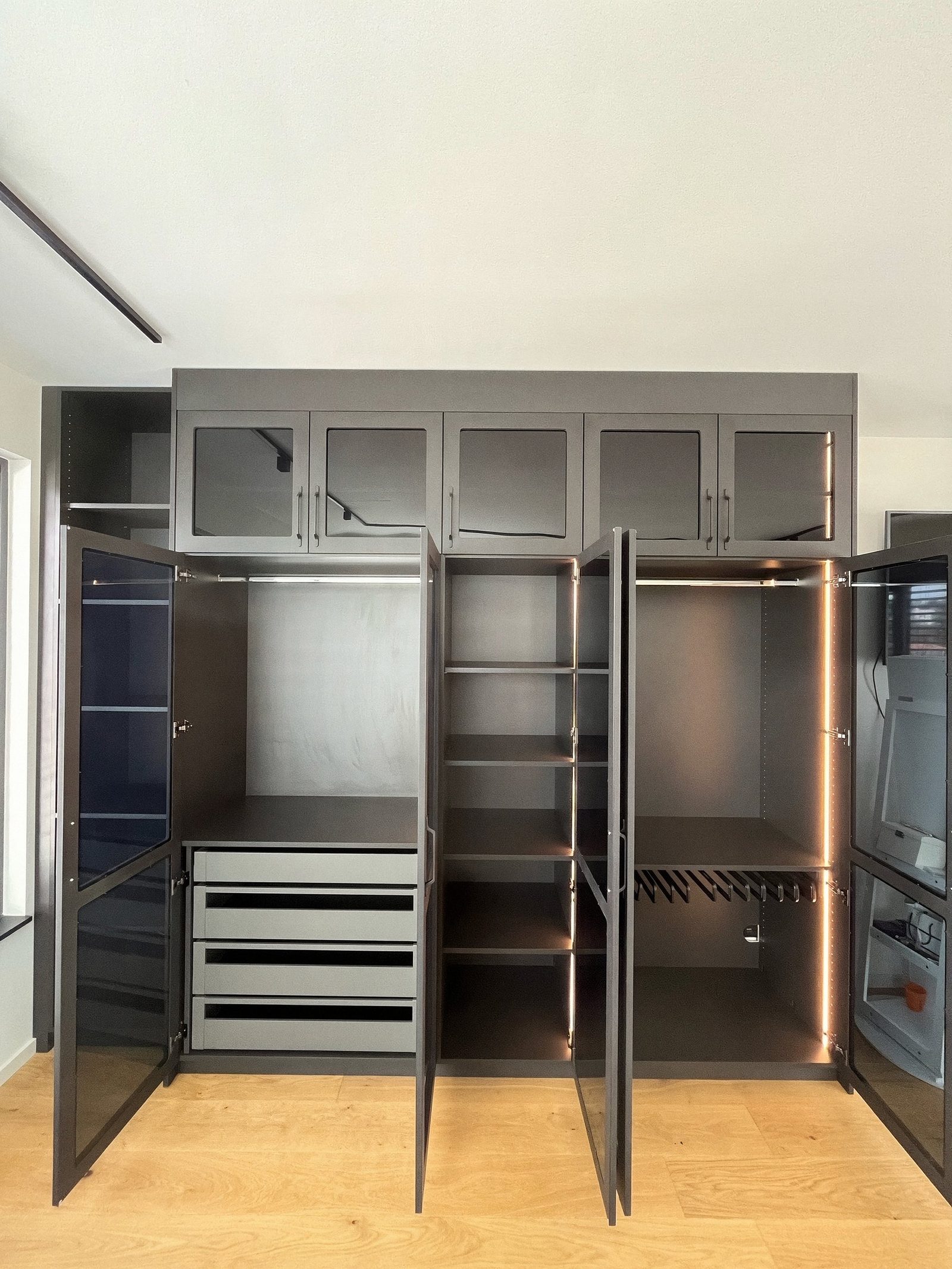 Kleiderschrank mit Rauchglas