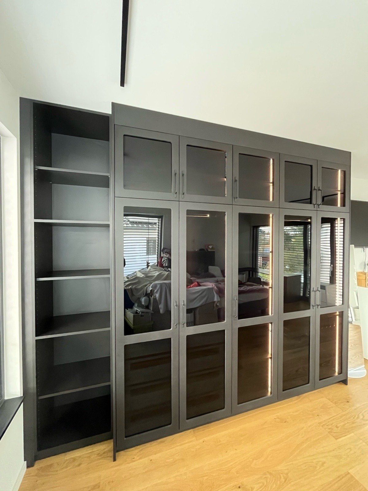 Kleiderschrank mit Rauchglas — Bild 2