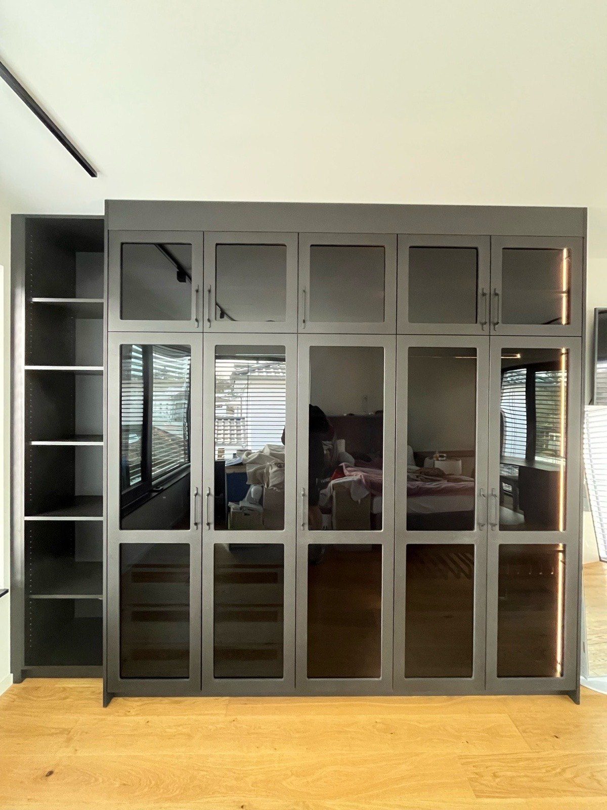 Kleiderschrank mit Rauchglas — Bild 3