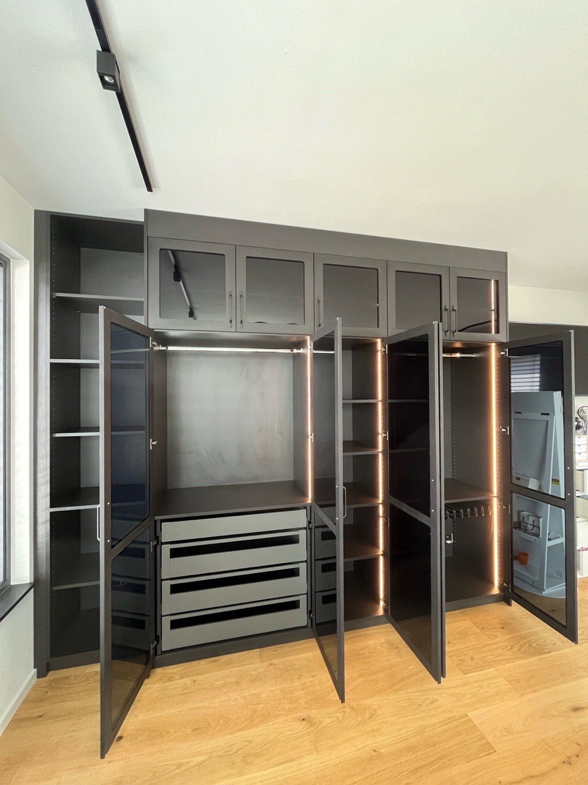 Kleiderschrank mit Rauchglas — Bild 4