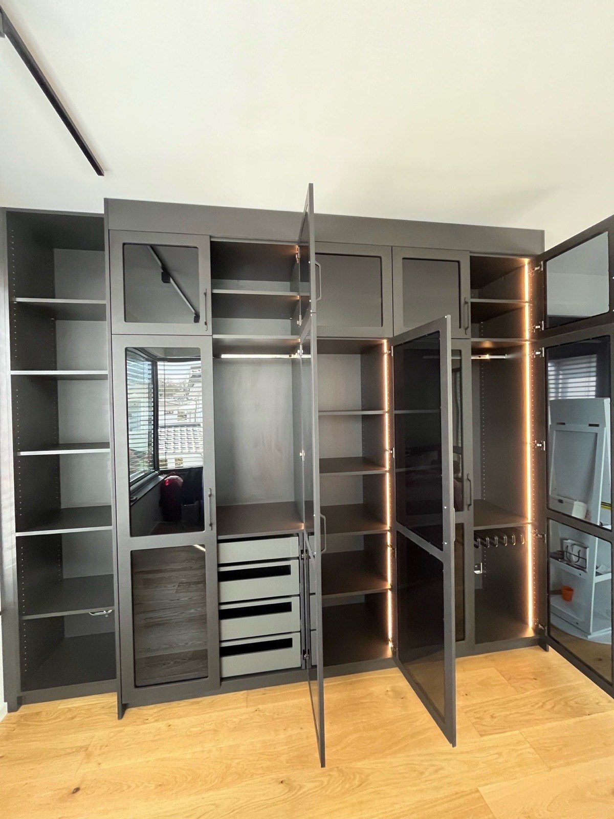 Kleiderschrank mit Rauchglas — Bild 5