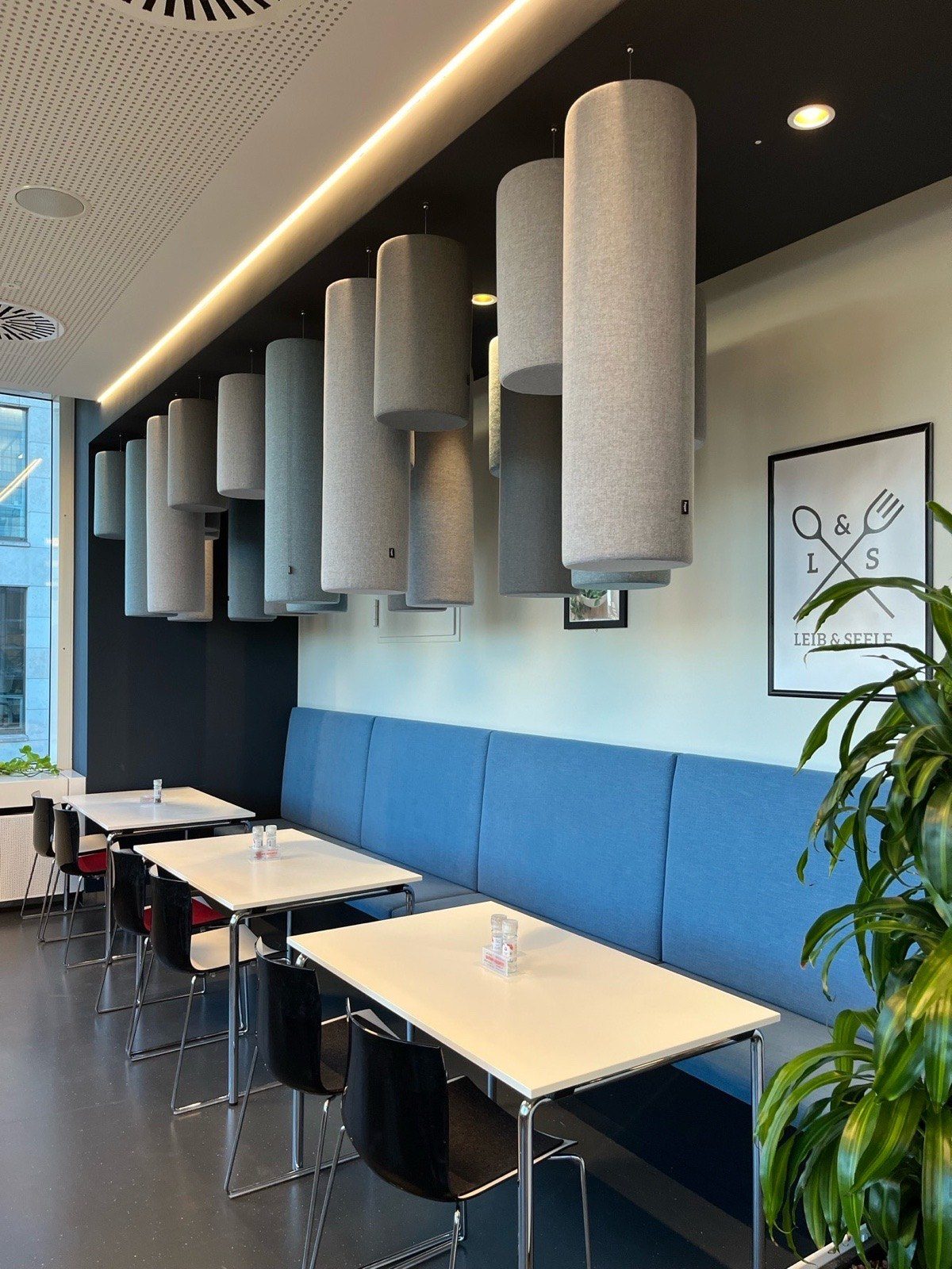 Zurich · Sitzbank und Akustik — Bild 2
