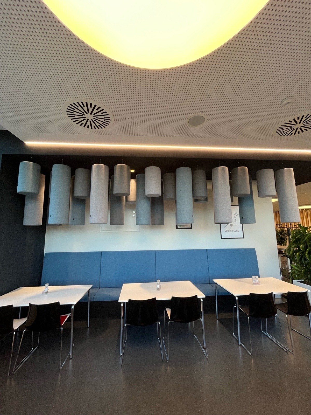 Zurich · Sitzbank und Akustik — Bild 3