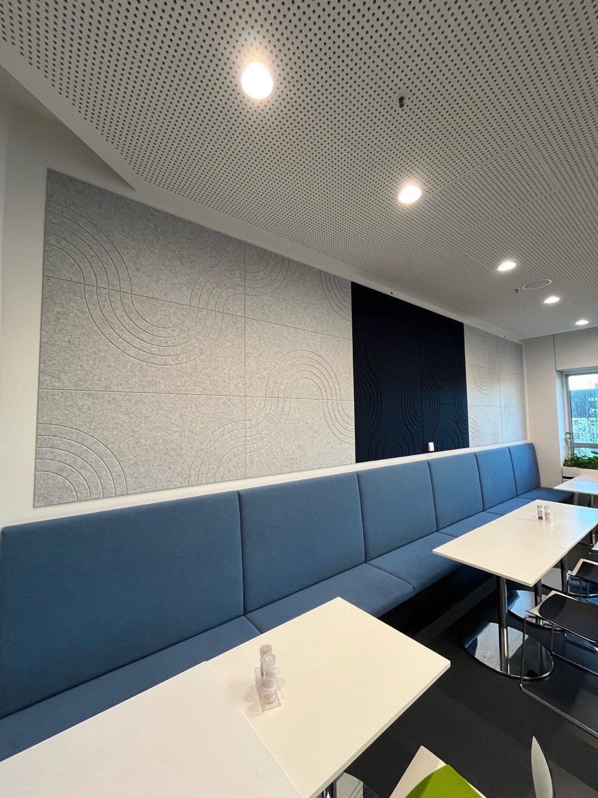 Zurich · Sitzbank und Akustik — Bild 4