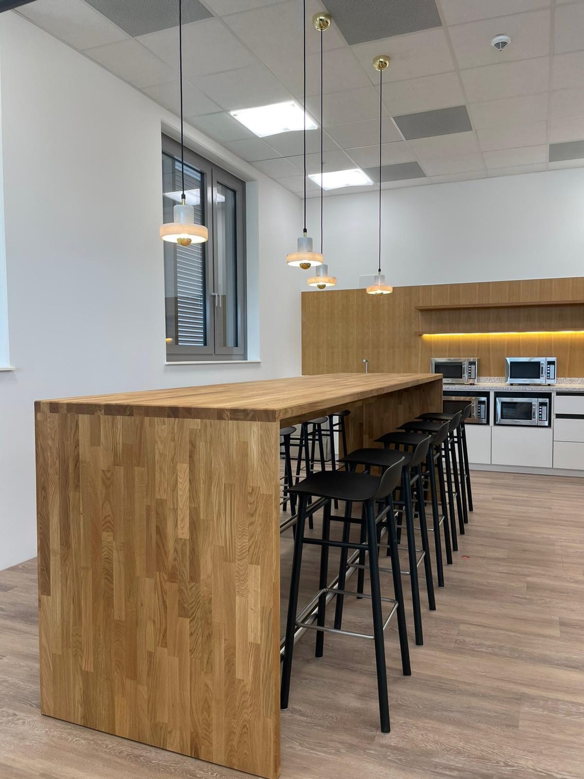 Staff Cafeteria & Lounge in a Frankfurt Data Centre – Quality Production by Brandstifter — Image 7