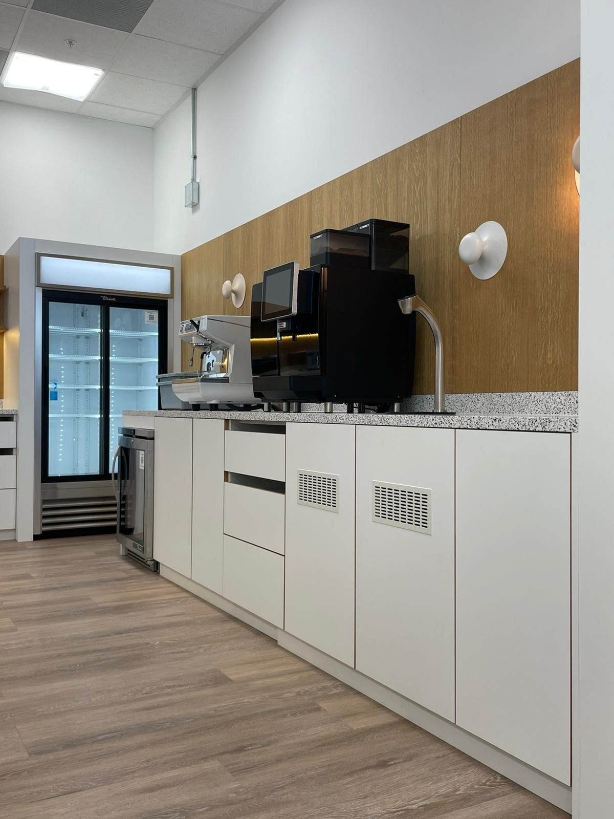 Staff Cafeteria & Lounge in a Frankfurt Data Centre – Quality Production by Brandstifter — Image 5