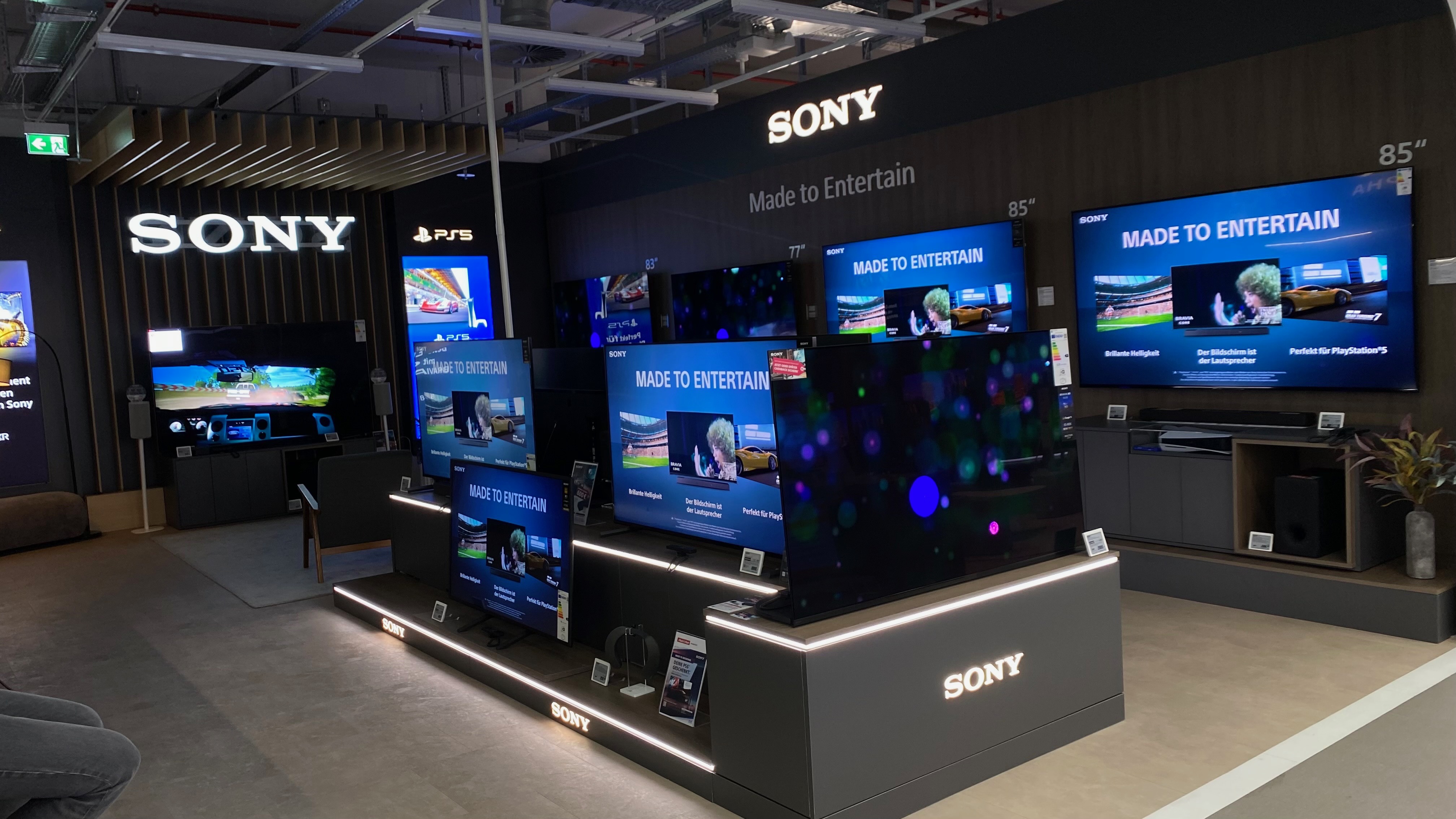 Sony Lounge im Saturn Hamburg – Maßgefertigte Präsentationswelt von Brandstifter — Image 5