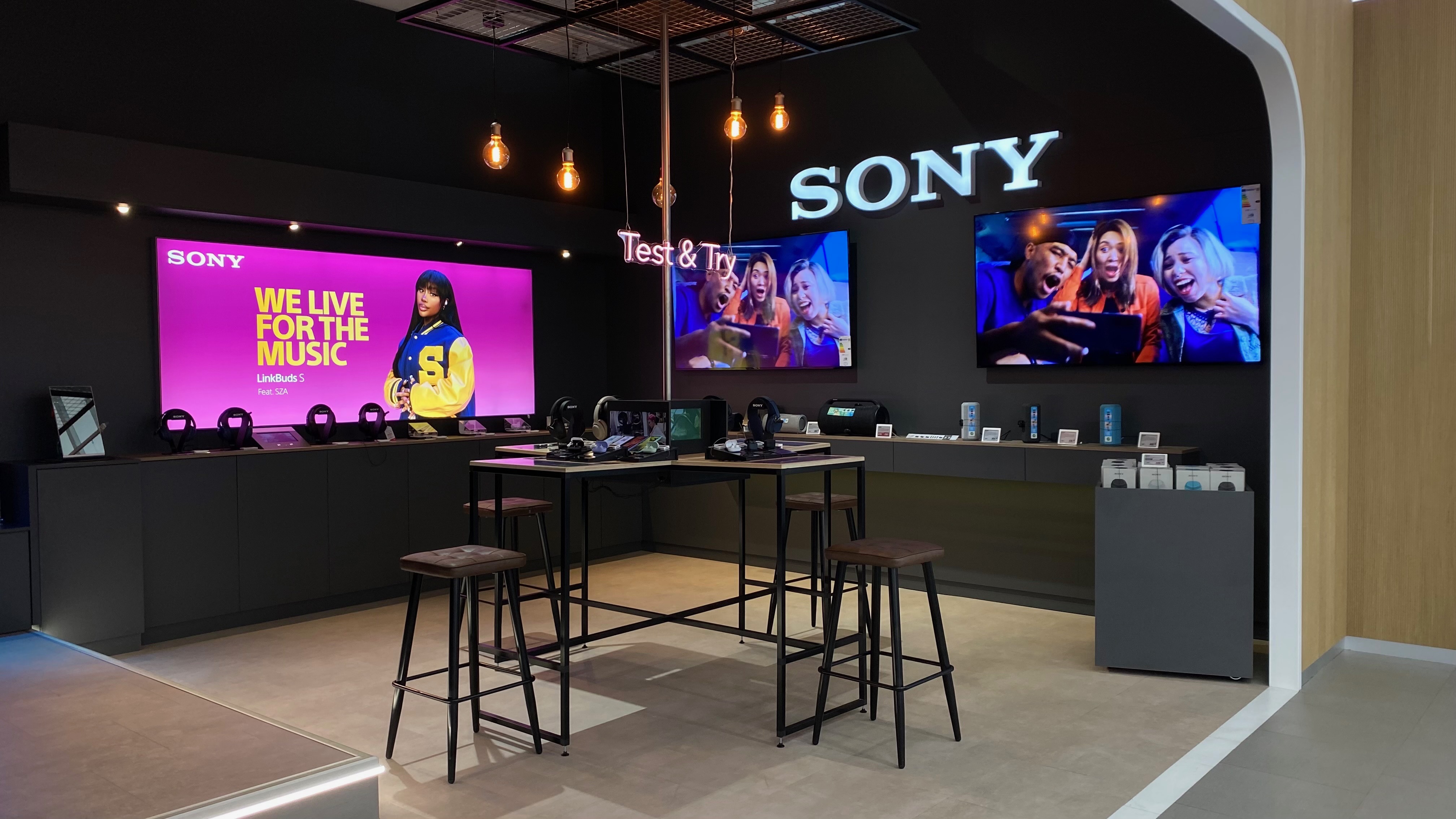 Sony Lounge im Saturn Hamburg – Maßgefertigte Präsentationswelt von Brandstifter — Image 2