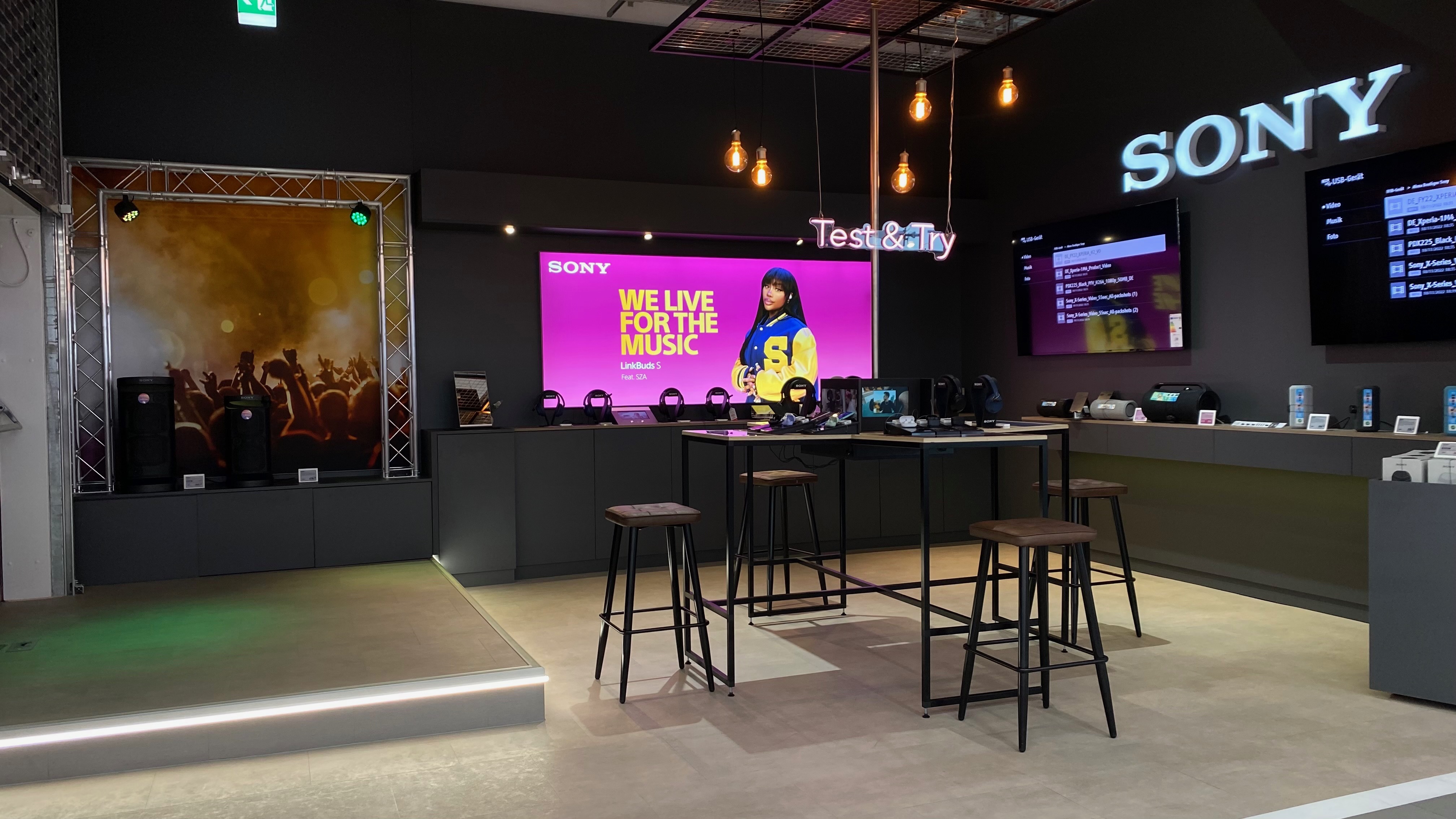 Sony Lounge im Saturn Hamburg – Maßgefertigte Präsentationswelt von Brandstifter — Image 3